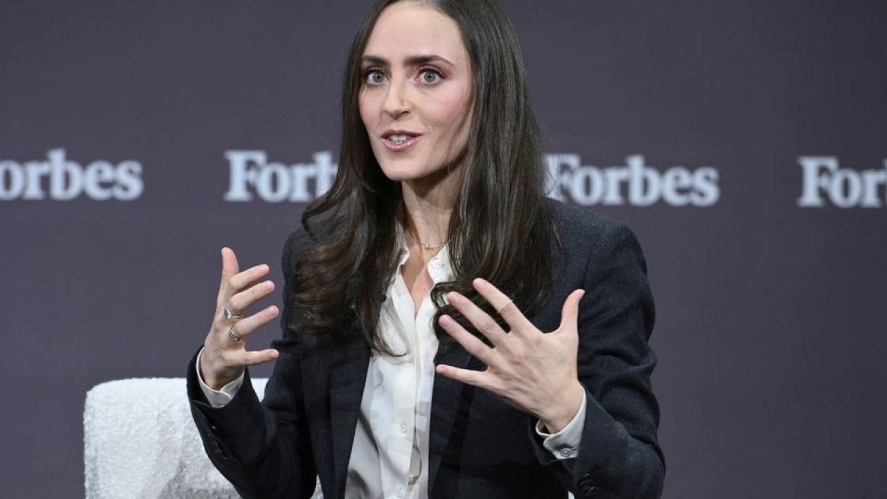 Chloé Bakalar, responsable de ética aplicada a la inteligencia artificial en OpenAI, dejó la compañía antes de completar un año en el cargo. Su partida se suma a otras salidas recientes de referentes vinculados con la seguridad y el alineamiento de los modelos de IA.