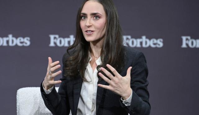 Chloé Bakalar, responsable de ética aplicada a la inteligencia artificial en OpenAI, dejó la compañía antes de completar un año en el cargo. Su partida se suma a otras salidas recientes de referentes vinculados con la seguridad y el alineamiento de los modelos de IA.