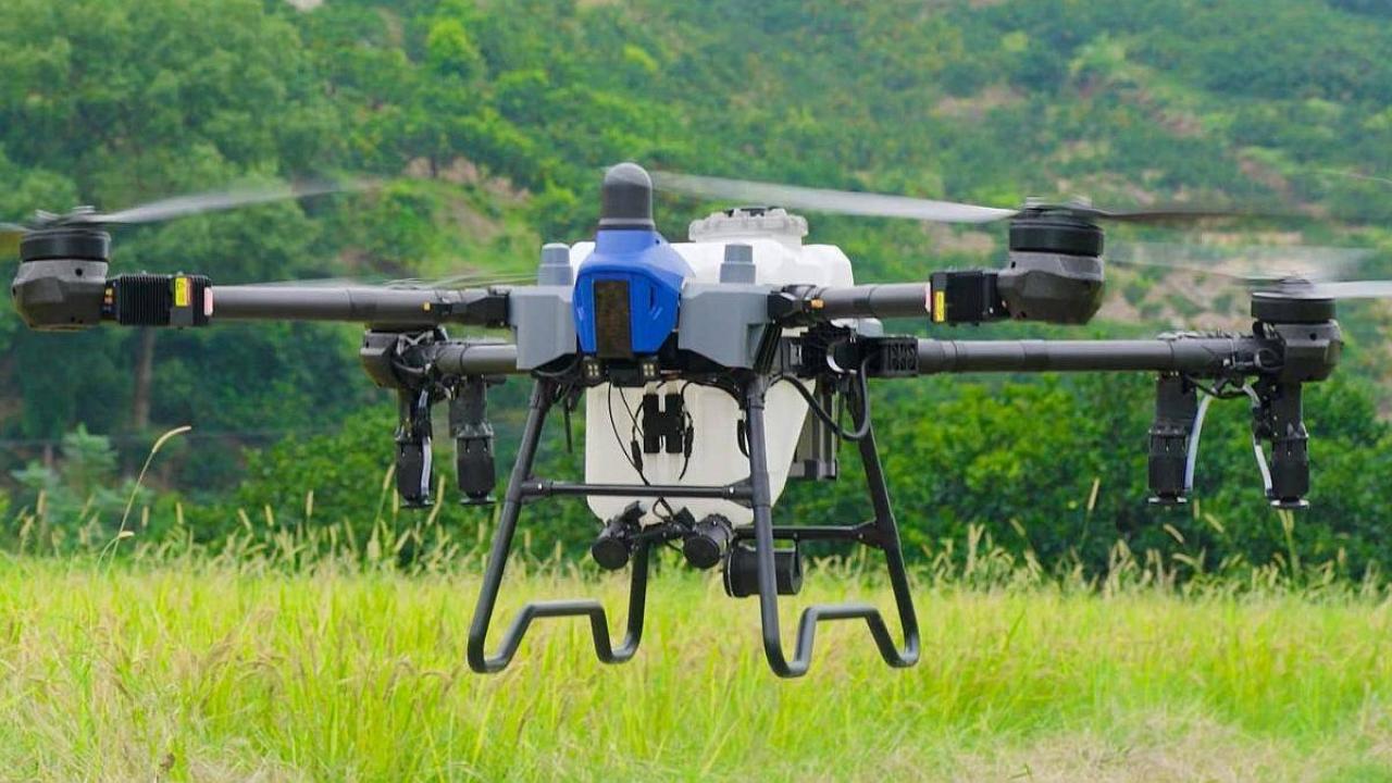 El EAVision EA-J150 combina visión inteligente, radares de 360°, tecnología LiDAR y esquive automático de obstáculos. Puede pulverizar, distribuir sólidos y transportar cargas, con una velocidad de trabajo cercana a los 50 km/h.