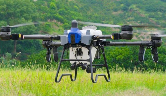 El EAVision EA-J150 combina visión inteligente, radares de 360°, tecnología LiDAR y esquive automático de obstáculos. Puede pulverizar, distribuir sólidos y transportar cargas, con una velocidad de trabajo cercana a los 50 km/h.