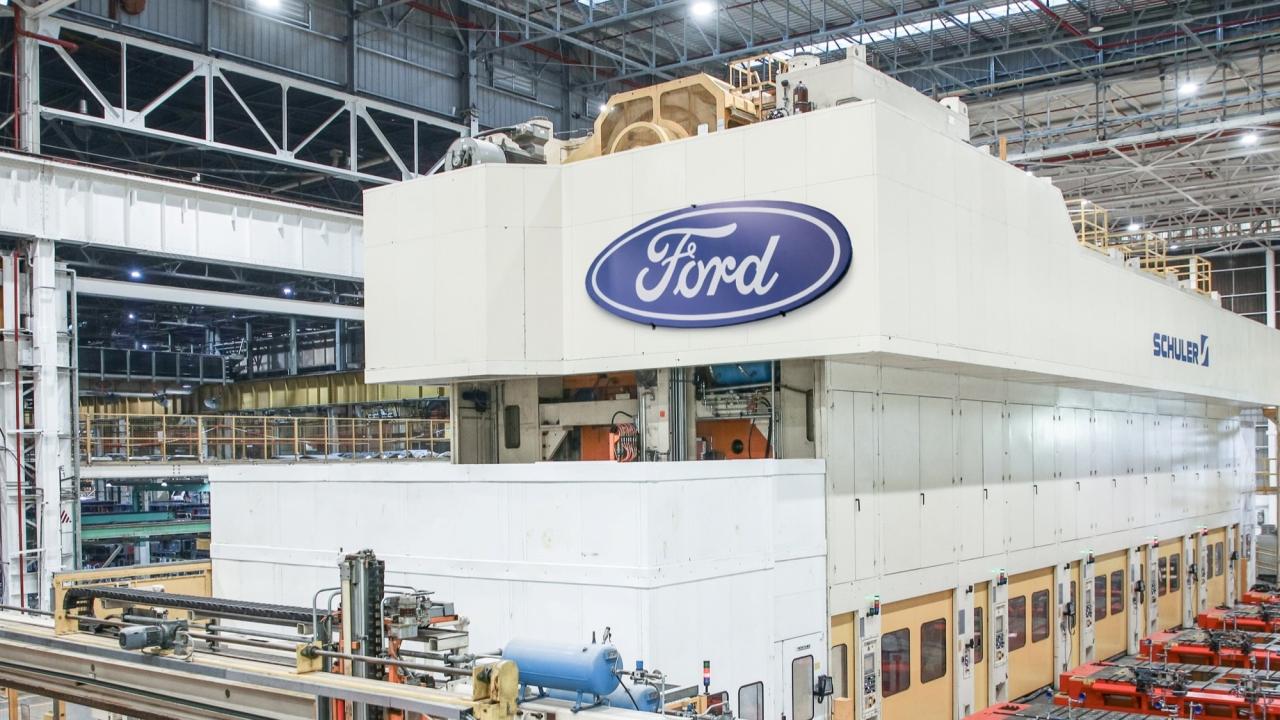 Ford reforzó sus equipos de ingeniería tras comprobar que la inteligencia artificial y los sistemas automatizados no podían identificar por sí solos algunos problemas complejos de calidad.