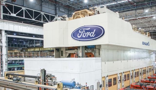 Ford reforzó sus equipos de ingeniería tras comprobar que la inteligencia artificial y los sistemas automatizados no podían identificar por sí solos algunos problemas complejos de calidad.