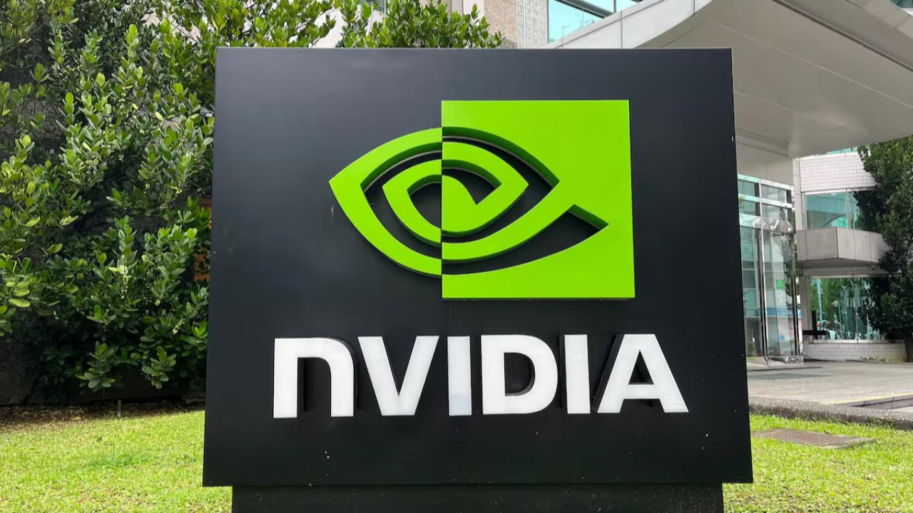 El CEO de Nvidia, Jensen Huang, aseguró que los nuevos modelos de inteligencia artificial generativa que producen respuestas más complejas y procesan “tokens” a mayor velocidad aumentarán la necesidad de chips y servidores de alto rendimiento, en lugar de reducirla. Esto desmiente las preocupaciones sobre el modelo R1 de DeepSeek, que sugería una menor dependencia de hardware costoso.