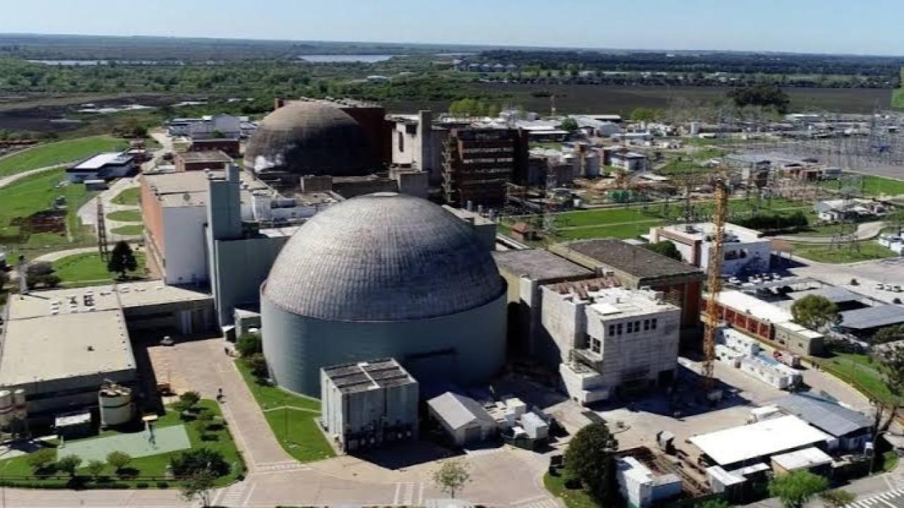 Mientras Estados Unidos acelera la construcción de microreactores para abastecer centros de datos e industrias, Argentina cuenta con experiencia, recursos humanos y un proyecto propio. Sin embargo, los problemas de financiamiento, la paralización del CAREM y la falta de continuidad política todavía limitan sus posibilidades.