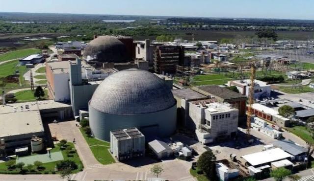 Mientras Estados Unidos acelera la construcción de microreactores para abastecer centros de datos e industrias, Argentina cuenta con experiencia, recursos humanos y un proyecto propio. Sin embargo, los problemas de financiamiento, la paralización del CAREM y la falta de continuidad política todavía limitan sus posibilidades.