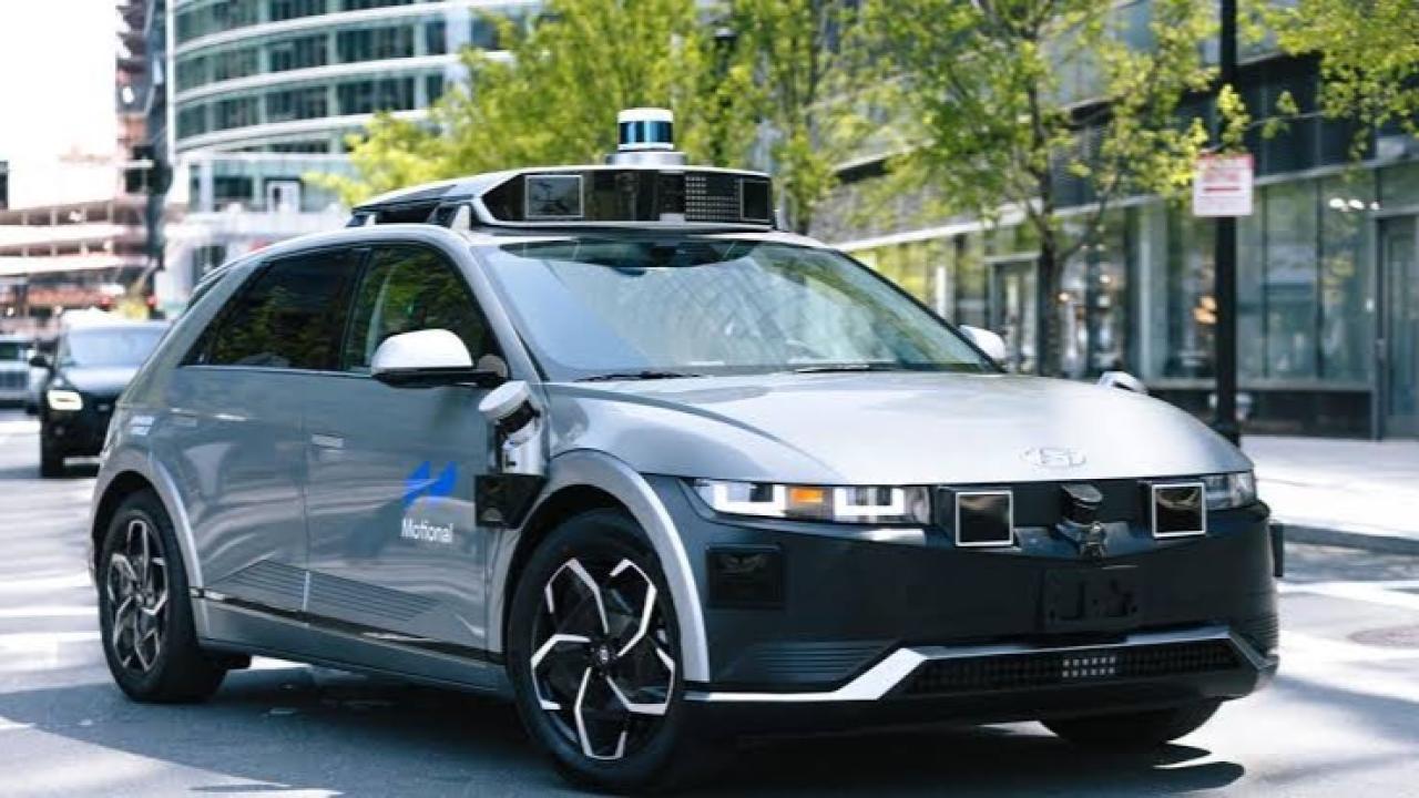 La Ciudad creó un régimen para que empresas y desarrolladores puedan probar vehículos autónomos Nivel 4 y robots terrestres en la vía pública. Habrá autorizaciones individuales, seguros obligatorios, cajas negras, informes periódicos y, al menos inicialmente, una persona preparada para tomar el control de los automóviles.