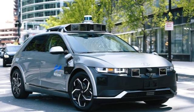 La Ciudad creó un régimen para que empresas y desarrolladores puedan probar vehículos autónomos Nivel 4 y robots terrestres en la vía pública. Habrá autorizaciones individuales, seguros obligatorios, cajas negras, informes periódicos y, al menos inicialmente, una persona preparada para tomar el control de los automóviles.