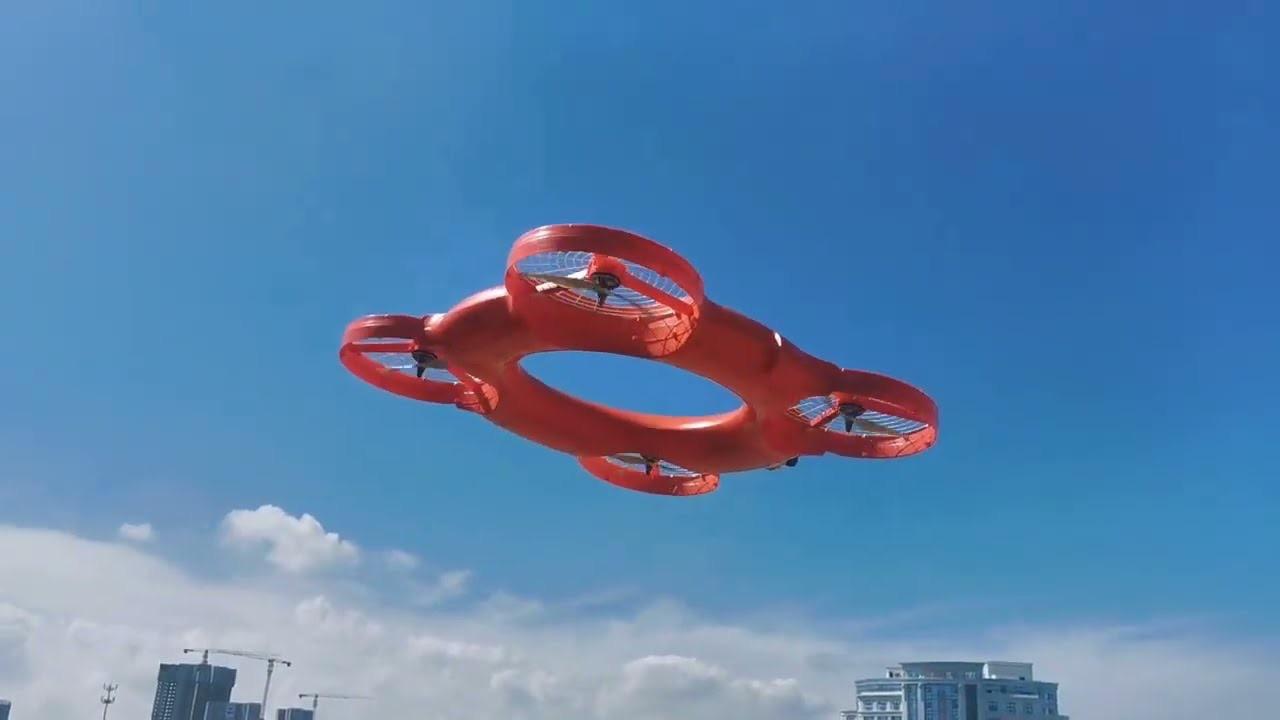 China volvió a mostrar una aplicación concreta de la inteligencia artificial y la robótica en tareas de seguridad. La policía de Hangzhou presentó un “salvavidas volador” inteligente capaz de desplazarse de manera autónoma hasta una persona que cayó al agua, brindarle flotabilidad y regresar posteriormente a su punto de partida.