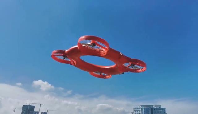 China volvió a mostrar una aplicación concreta de la inteligencia artificial y la robótica en tareas de seguridad. La policía de Hangzhou presentó un “salvavidas volador” inteligente capaz de desplazarse de manera autónoma hasta una persona que cayó al agua, brindarle flotabilidad y regresar posteriormente a su punto de partida.