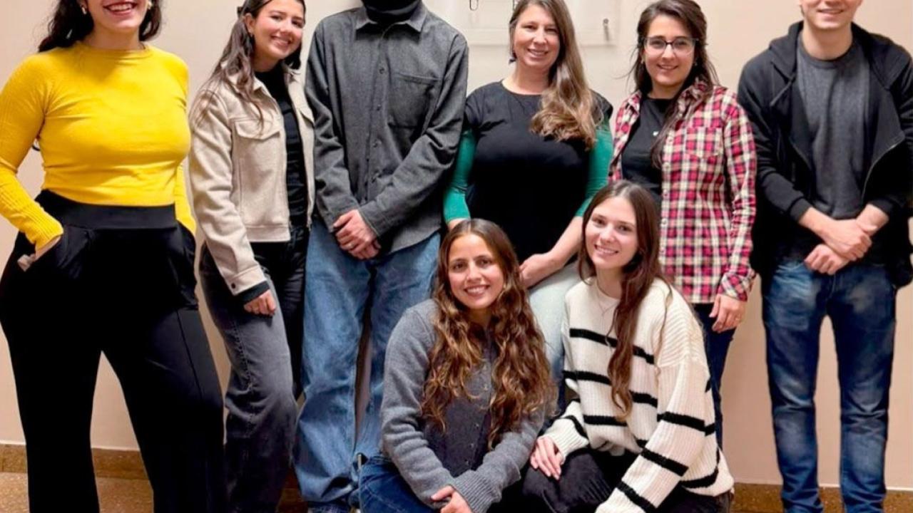 El equipo estudia biomarcadores relacionados con la comunicación entre las neuronas. Ya obtuvo resultados en animales y comenzó a recolectar muestras de voluntarios para evaluar el método en humanos.