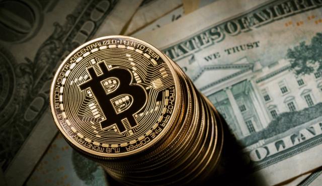 Una falla introducida en 2021 en el proceso de generación de claves de las hardware wallets Coldcard redujo drásticamente la aleatoriedad de determinadas semillas. Los atacantes pudieron reconstruir claves sin tocar físicamente los dispositivos. El episodio vuelve a poner bajo la lupa la autocustodia, las auditorías de seguridad y el rol de los usuarios.