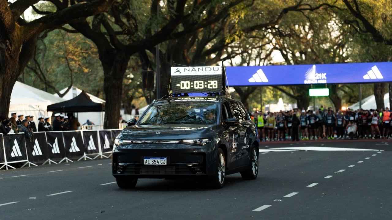 La marca china del grupo Stellantis guió a miles de corredores en los 21K de Buenos Aires con sus recientes SUV lanzados: los Leapmotor B10 y Leapmotor C10 ultra-híbridos.