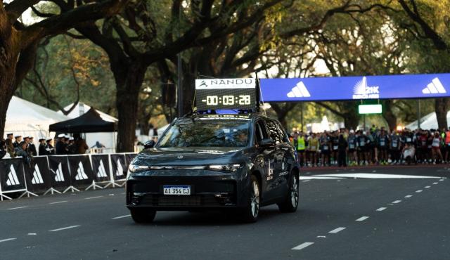 La marca china del grupo Stellantis guió a miles de corredores en los 21K de Buenos Aires con sus recientes SUV lanzados: los Leapmotor B10 y Leapmotor C10 ultra-híbridos.