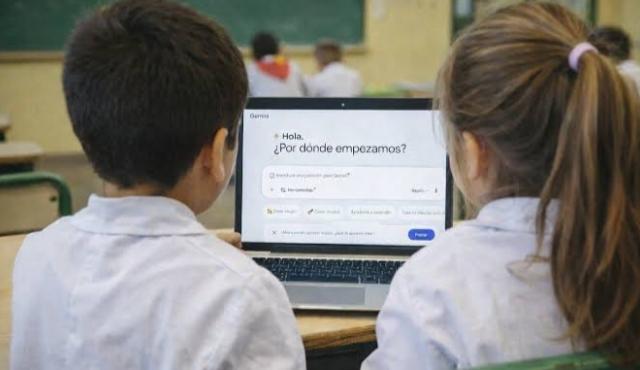 ¿Hay que enseñar a los chicos a utilizar inteligencia artificial desde la escuela o mantenerlos alejados de estas herramientas durante sus primeros años educativos? Buenos Aires y Nueva York están ensayando respuestas diferentes frente al mismo problema.