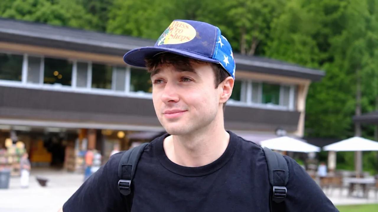 Jacob Coxon, investigador que trabajó en Anthropic y OpenAI, renunció y lanzó una fuerte advertencia sobre la carrera por desarrollar sistemas de inteligencia artificial cada vez más poderosos. Sostiene que las principales compañías avanzan hacia una posible superinteligencia sin haber resuelto cómo garantizar su control. 