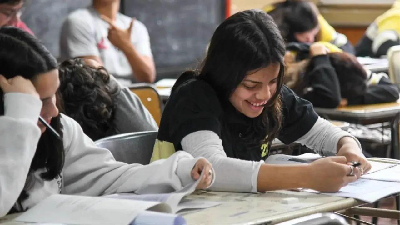 Los datos de PISA 2025 muestran que más de la mitad de los jóvenes argentinos de 15 años utiliza inteligencia artificial al menos una vez por semana como ayuda para estudiar. Argentina supera el promedio de la OCDE.
