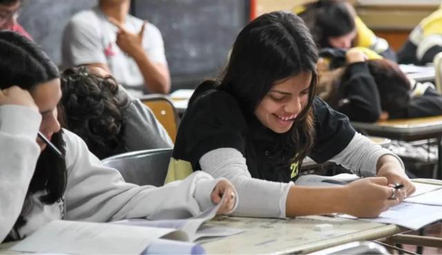 Los datos de PISA 2025 muestran que más de la mitad de los jóvenes argentinos de 15 años utiliza inteligencia artificial al menos una vez por semana como ayuda para estudiar. Argentina supera el promedio de la OCDE.