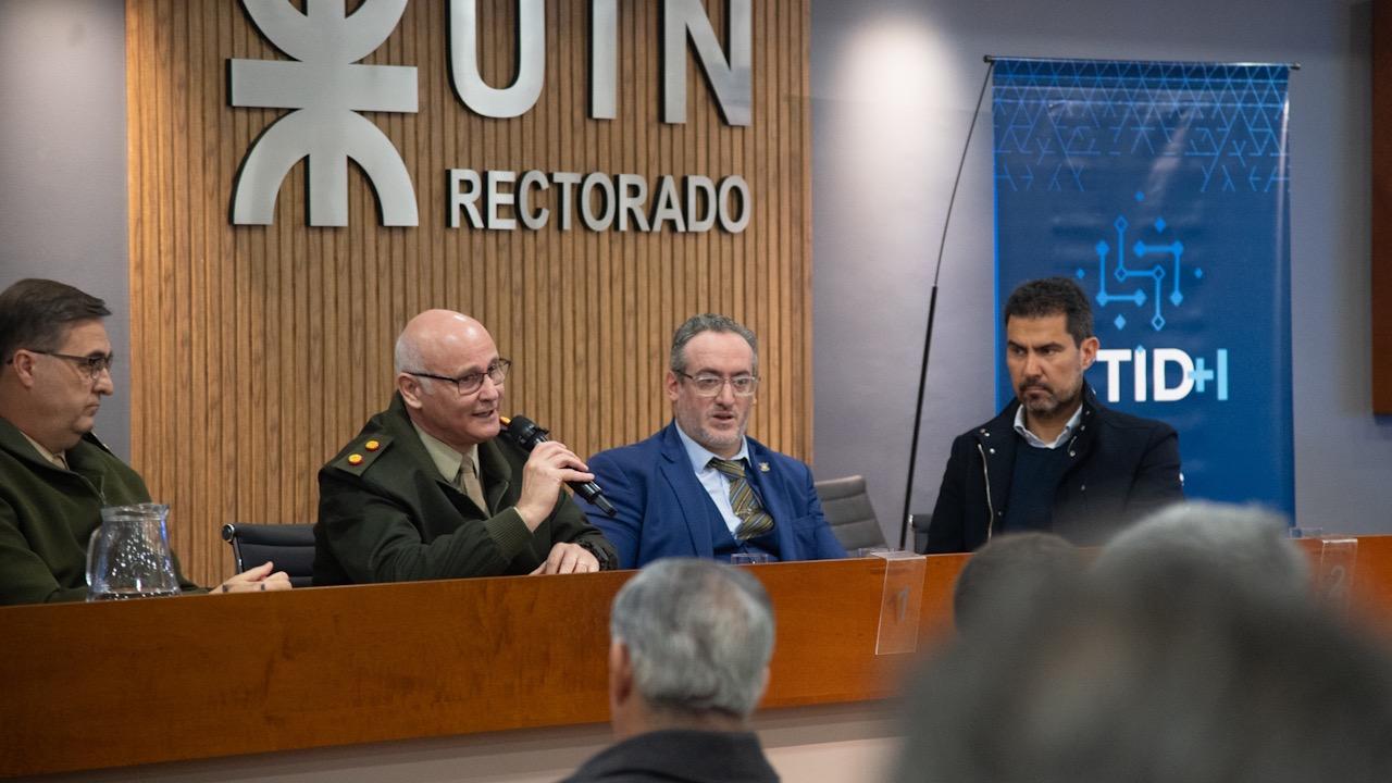 Fuerzas Armadas, universidades, científicos, empresas y organismos del Estado analizaron el uso de inteligencia artificial, sistemas autónomos y datos para desarrollar nuevas capacidades destinadas a la Defensa Nacional. La inteligencia artificial comienza a ocupar un lugar estratégico dentro de la discusión sobre el futuro de la Defensa argentina.