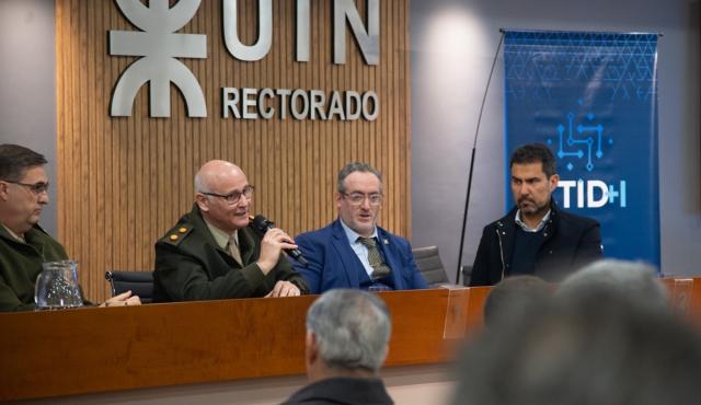 Fuerzas Armadas, universidades, científicos, empresas y organismos del Estado analizaron el uso de inteligencia artificial, sistemas autónomos y datos para desarrollar nuevas capacidades destinadas a la Defensa Nacional. La inteligencia artificial comienza a ocupar un lugar estratégico dentro de la discusión sobre el futuro de la Defensa argentina.