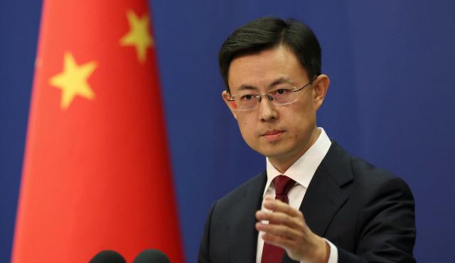 Beijing respondió a las advertencias de líderes tecnológicos estadounidenses y sostuvo que presentar el avance chino como una amenaza alimenta la confrontación. El debate expone una disputa central: cómo establecer reglas comunes mientras las dos potencias compiten por el liderazgo tecnológico.