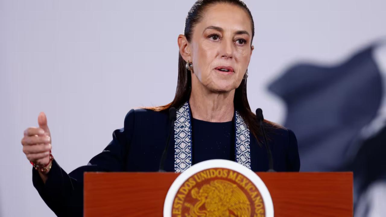 El gobierno de Claudia Sheinbaum avanzó con una regulación nacional que limitará el uso de teléfonos celulares y tabletas personales en escuelas primarias y secundarias. La medida comenzará a regir el 3 de noviembre y busca reducir las distracciones, recuperar espacios de convivencia y enfrentar los efectos del uso excesivo de dispositivos digitales.