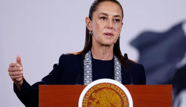 El gobierno de Claudia Sheinbaum avanzó con una regulación nacional que limitará el uso de teléfonos celulares y tabletas personales en escuelas primarias y secundarias. La medida comenzará a regir el 3 de noviembre y busca reducir las distracciones, recuperar espacios de convivencia y enfrentar los efectos del uso excesivo de dispositivos digitales.