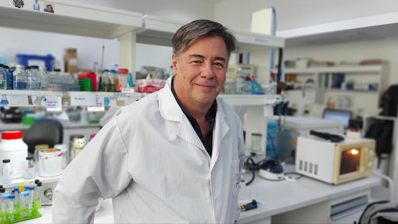 Alejandro Vila, investigador del CONICET y director del Instituto de Biología Molecular y Celular de Rosario, recibió el Premio Moselio Schaechter 2026 de la Sociedad Americana de Microbiología por su trayectoria científica y sus investigaciones sobre los mecanismos que permiten a las bacterias resistir los antibióticos.