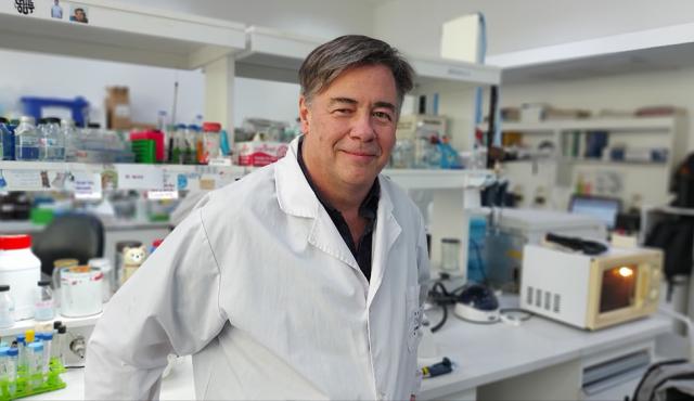 Alejandro Vila, investigador del CONICET y director del Instituto de Biología Molecular y Celular de Rosario, recibió el Premio Moselio Schaechter 2026 de la Sociedad Americana de Microbiología por su trayectoria científica y sus investigaciones sobre los mecanismos que permiten a las bacterias resistir los antibióticos.