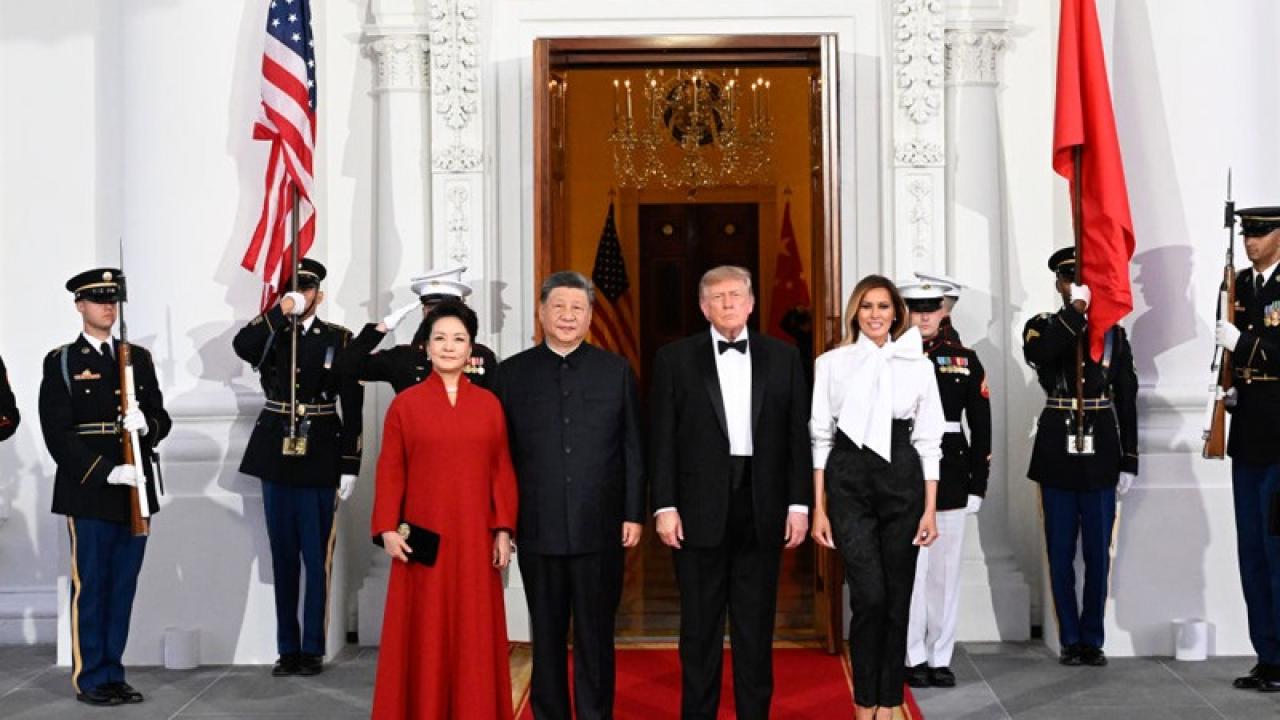 La visita del presidente chino a Washington extendió la tregua comercial hasta enero de 2027 y abrió una conversación sobre los riesgos de la inteligencia artificial. Los chips, las tierras raras y Taiwán siguen marcando los límites del acercamiento.