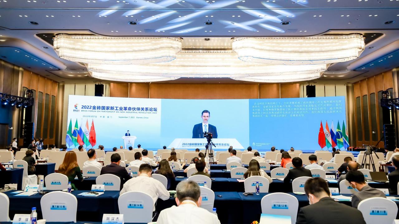 Las dos cumbres de Xi Jinping y Donald Trump en 2026 abrieron una nueva etapa en la disputa tecnológica. Estados Unidos conserva una ventaja decisiva en chips y modelos de frontera; China combina una rápida convergencia en inteligencia artificial con la mayor plataforma manufacturera del mundo. Washington dejó además un resultado novedoso: un diálogo bilateral sobre IA y un canal para gestionar incidentes. La carrera ya no consiste solamente en quién llega primero, sino en quién consigue transformar la inteligencia en capacidad productiva.