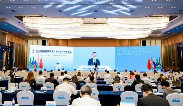 Las dos cumbres de Xi Jinping y Donald Trump en 2026 abrieron una nueva etapa en la disputa tecnológica. Estados Unidos conserva una ventaja decisiva en chips y modelos de frontera; China combina una rápida convergencia en inteligencia artificial con la mayor plataforma manufacturera del mundo. Washington dejó además un resultado novedoso: un diálogo bilateral sobre IA y un canal para gestionar incidentes. La carrera ya no consiste solamente en quién llega primero, sino en quién consigue transformar la inteligencia en capacidad productiva.