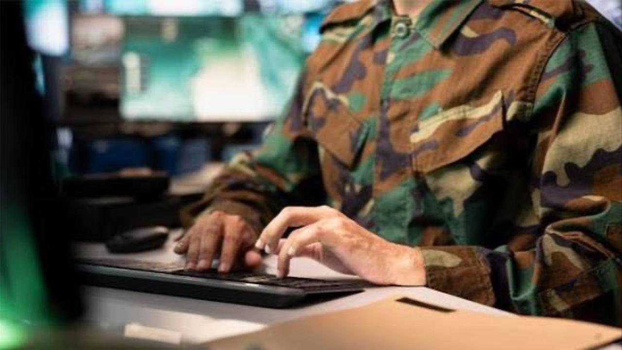 La Alianza Atlántica presentó una hoja de ruta para integrar computación, comunicaciones y sensores cuánticos a sus capacidades militares. El plan incluye pruebas en el mar, comunicaciones resistentes a futuros ataques cuánticos y el desarrollo de aplicaciones para operar incluso cuando los sistemas tradicionales de navegación satelital no estén disponibles.