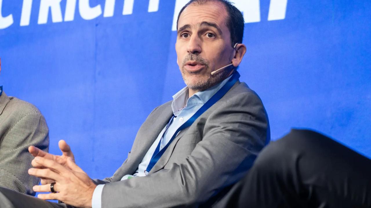 Martín Genesio, presidente de AES Argentina, advirtió que el crecimiento de los data centers está provocando un salto extraordinario del consumo eléctrico estadounidense. El fenómeno ya impacta sobre los precios y la disponibilidad mundial de equipamiento energético y plantea un nuevo escenario para Argentina.