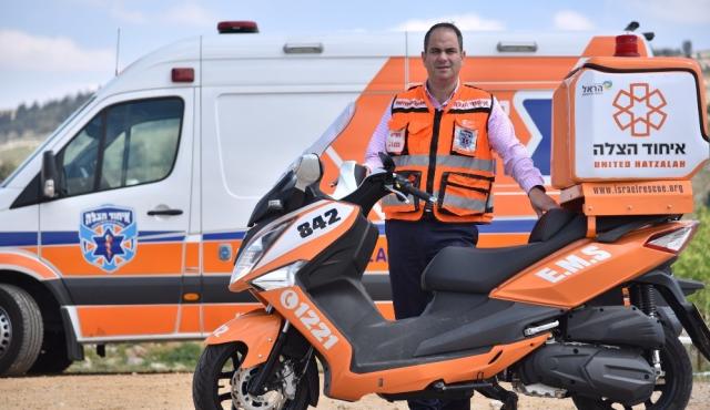 United Hatzalah es una organización israelí de servicios médicos de emergencia (EMS) basada en voluntarios, fundada en 2006. Su misión es proporcionar intervención médica inmediata durante la ventana crítica entre el inicio de una emergencia y la llegada de ambulancias tradicionales. Con más de 8,000 voluntarios y un promedio de tiempo de respuesta inferior a tres minutos a nivel nacional, su enfoque innovador ha transformado la atención médica de emergencia en Israel y otros países.