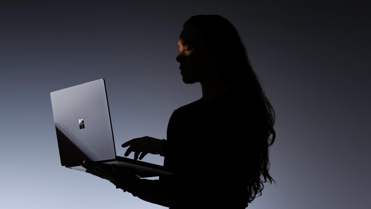 La Surface Laptop Ultra apunta a ejecutar modelos y tareas de IA directamente en el equipo. La apuesta promete mayor control de los datos y menor dependencia de la nube, aunque su adopción dependerá del precio, el software y la seguridad.