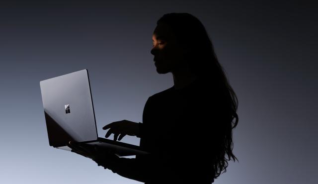 La Surface Laptop Ultra apunta a ejecutar modelos y tareas de IA directamente en el equipo. La apuesta promete mayor control de los datos y menor dependencia de la nube, aunque su adopción dependerá del precio, el software y la seguridad.