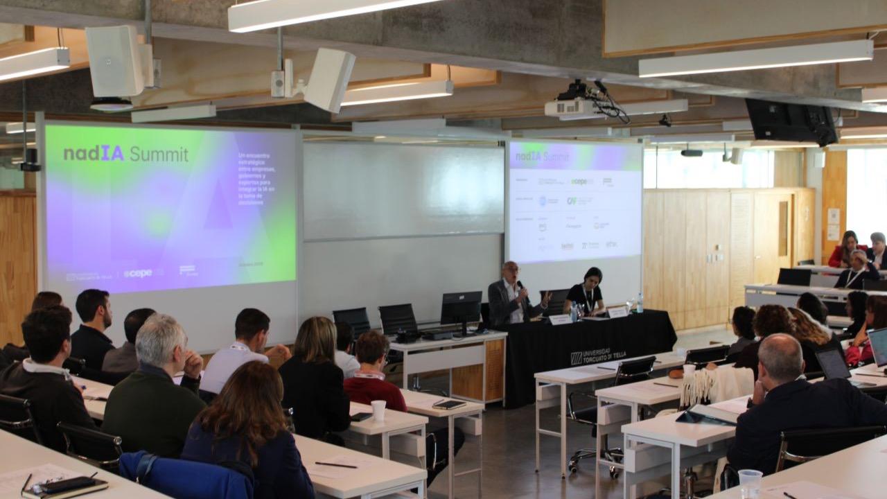 Especialistas, empresarios y referentes del sector público debatieron qué lugar puede ocupar Argentina en la revolución de la inteligencia artificial. Advirtieron sobre el impacto laboral, cuestionaron apostar únicamente por energía barata para atraer data centers y reclamaron una estrategia nacional con inversión concreta.