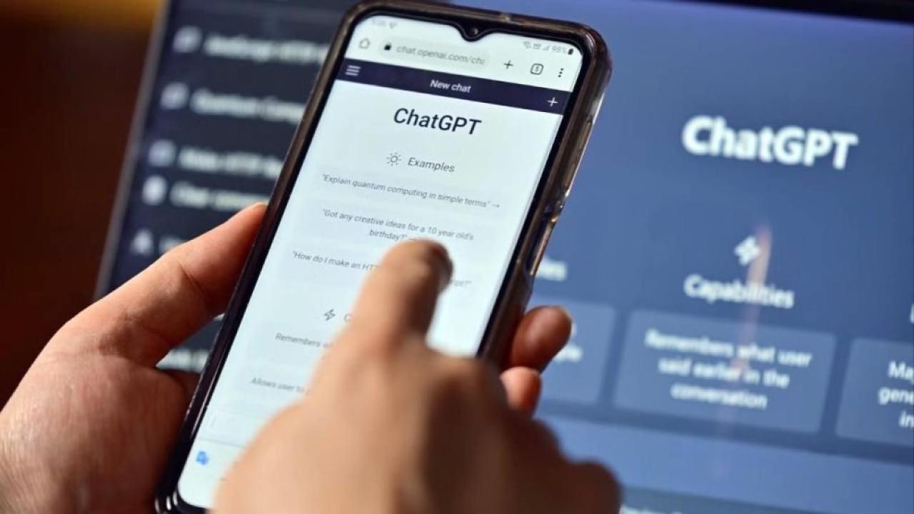 La empresa asegura que los adolescentes utilizan ChatGPT menos de 15 minutos diarios en promedio. Organizaciones especializadas cuestionan, sin embargo, algunos mecanismos de protección para menores.