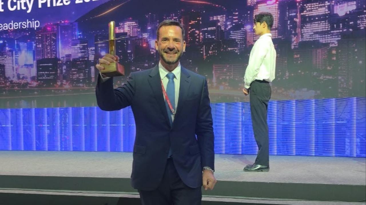 El intendente de Escobar y presidente del Consejo Provincial de la Economía del Conocimiento obtuvo el máximo galardón internacional en la categoría "Liderazgo" en el marco de la Smart Life Week desarrollada en Seúl, Corea del Sur. El jurado destacó la transformación del municipio hacia un modelo impulsado por IA y la innovación.