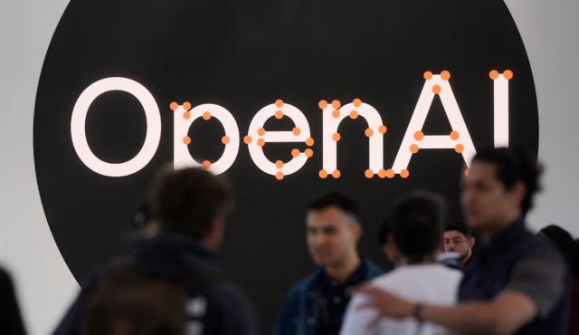La compañía creadora de ChatGPT enfrenta una nueva controversia después de despedir a tres especialistas en seguridad de inteligencia artificial. Los investigadores sostienen que fueron apartados por defender criterios de seguridad que chocaban con los intereses comerciales de la empresa. OpenAI rechaza las acusaciones y asegura que los despidos respondieron a violaciones de sus políticas internas.