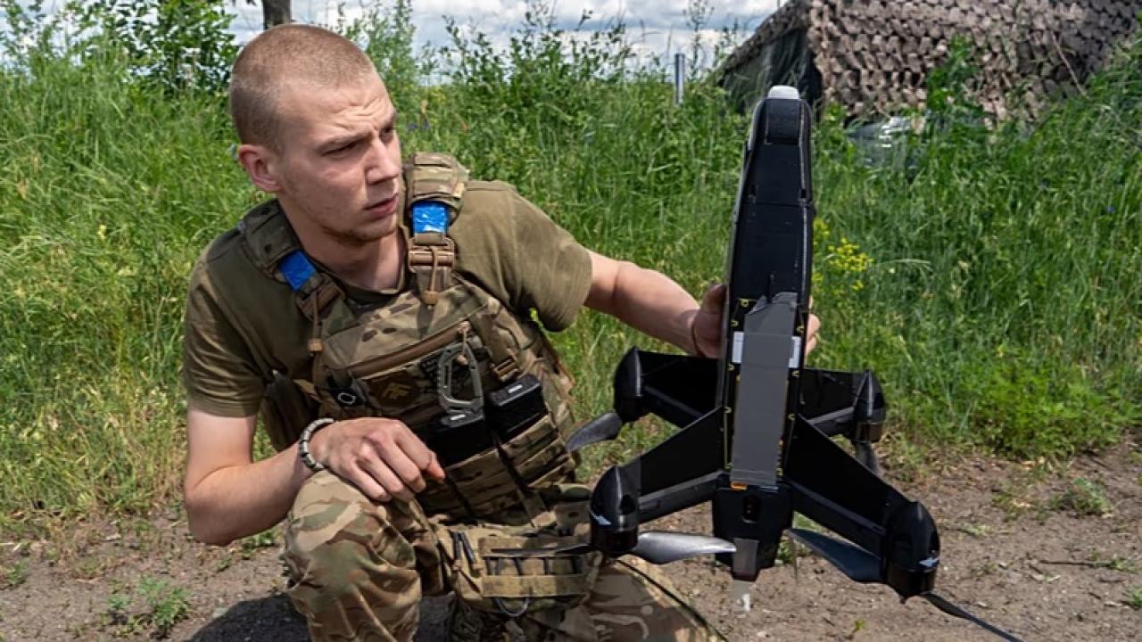 La alianza militar destinará inversiones a tecnologías capaces de detectar, rastrear y neutralizar drones, además de fortalecer sus capacidades de inteligencia desde el espacio. La guerra en Ucrania está transformando las prioridades de defensa de Europa.