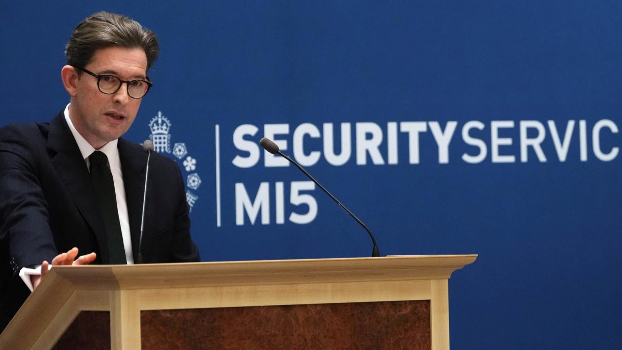 El director del servicio de inteligencia británico alertó sobre el crecimiento de las operaciones de sabotaje, los ataques contra instalaciones militares y la utilización de inteligencia artificial en nuevas amenazas de seguridad. El organismo creó un centro especializado para evaluar los riesgos asociados con estas tecnologías.
