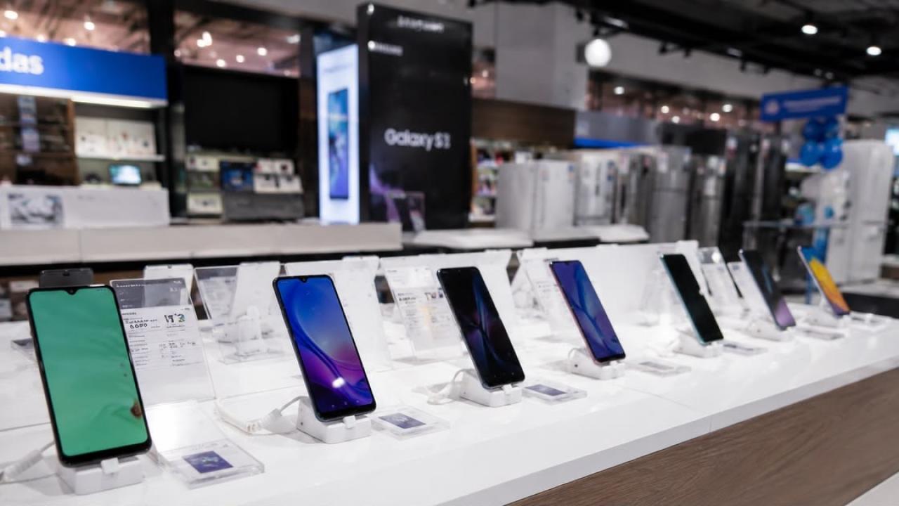 El mercado mundial de teléfonos inteligentes sufrió una caída récord del 22% durante el tercer trimestre de 2026. La creciente demanda de componentes para inteligencia artificial disparó los costos de producción y está transformando la industria tecnológica, con celulares cada vez más caros y menos opciones económicas para los consumidores.