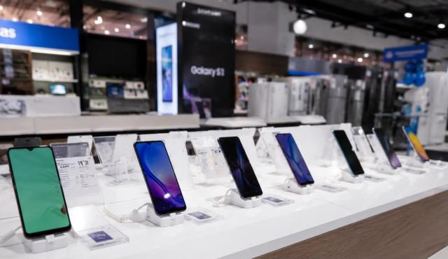 El mercado mundial de teléfonos inteligentes sufrió una caída récord del 22% durante el tercer trimestre de 2026. La creciente demanda de componentes para inteligencia artificial disparó los costos de producción y está transformando la industria tecnológica, con celulares cada vez más caros y menos opciones económicas para los consumidores.