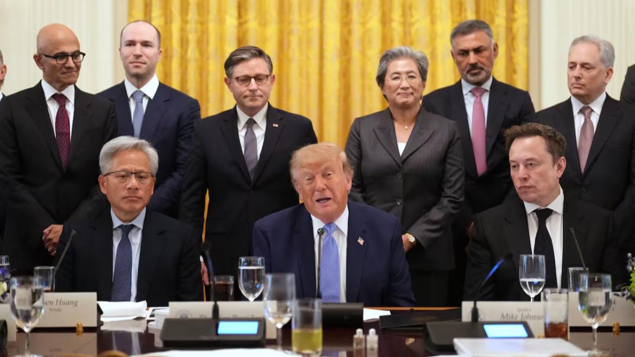 El crecimiento acelerado de los centros de datos de inteligencia artificial abrió un nuevo conflicto en Estados Unidos: quién debe pagar la enorme cantidad de electricidad que necesitan las grandes compañías tecnológicas.