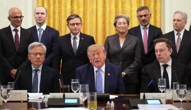 El crecimiento acelerado de los centros de datos de inteligencia artificial abrió un nuevo conflicto en Estados Unidos: quién debe pagar la enorme cantidad de electricidad que necesitan las grandes compañías tecnológicas.