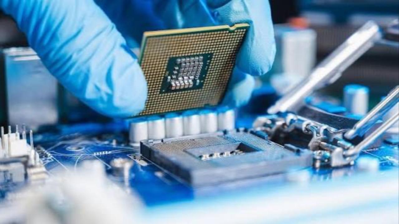 El crecimiento de la inteligencia artificial está llevando a la industria mundial de semiconductores a una situación inédita. La demanda de maquinaria para fabricar chips avanzados crece a tal velocidad que algunos clientes ya están interesados en reservar capacidad de producción para 2029 y 2030.