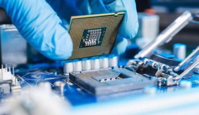 El crecimiento de la inteligencia artificial está llevando a la industria mundial de semiconductores a una situación inédita. La demanda de maquinaria para fabricar chips avanzados crece a tal velocidad que algunos clientes ya están interesados en reservar capacidad de producción para 2029 y 2030.