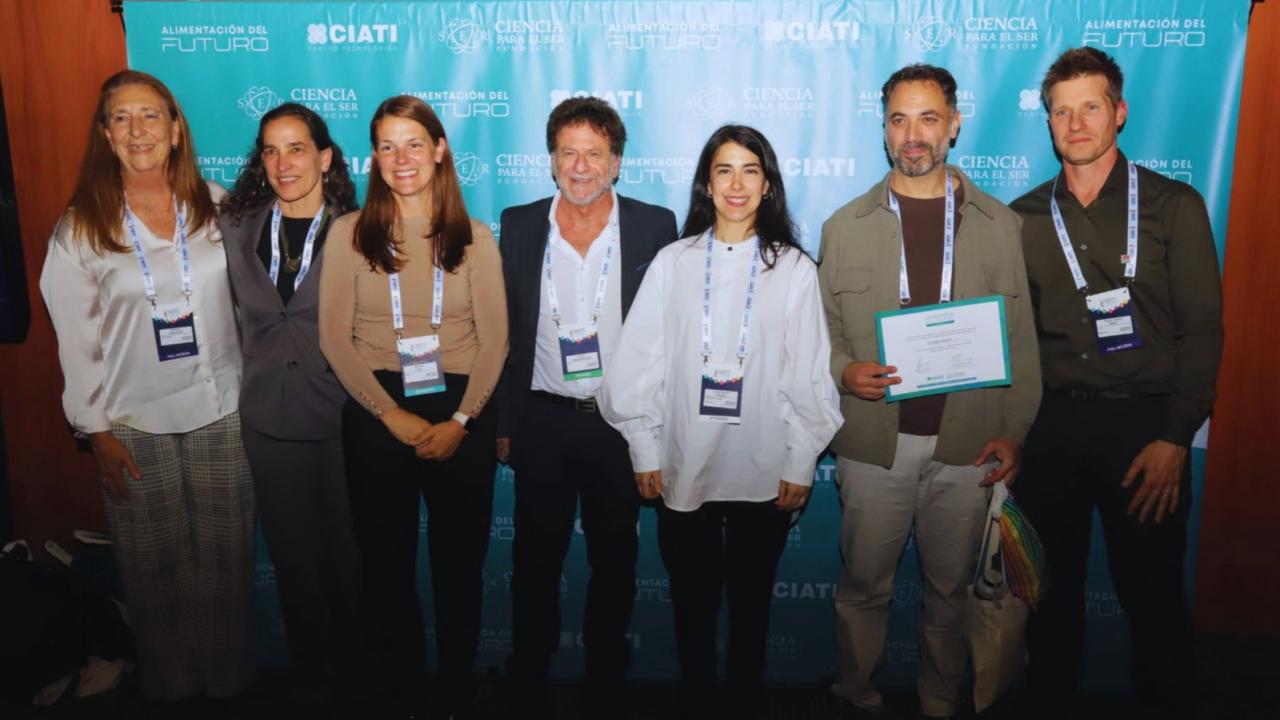 OvoProtect, una iniciativa del INTA y Bioinnovo, combina nutrición con anticuerpos obtenidos de la yema de huevo. El proyecto fue distinguido entre 135 propuestas latinoamericanas y busca un socio industrial. Sus resultados son de laboratorio: todavía no demuestran protección frente a infecciones en personas.