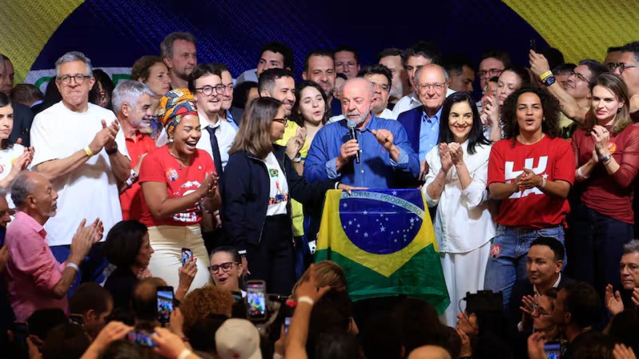Tras derrotar a Flávio Bolsonaro en una histórica segunda vuelta electoral, Lula da Silva anunció una nueva estrategia de soberanía tecnológica. Prometió desarrollar inteligencia artificial brasileña, atraer inversiones en centros de datos, regular las grandes plataformas digitales y combatir la injerencia extranjera en las elecciones.